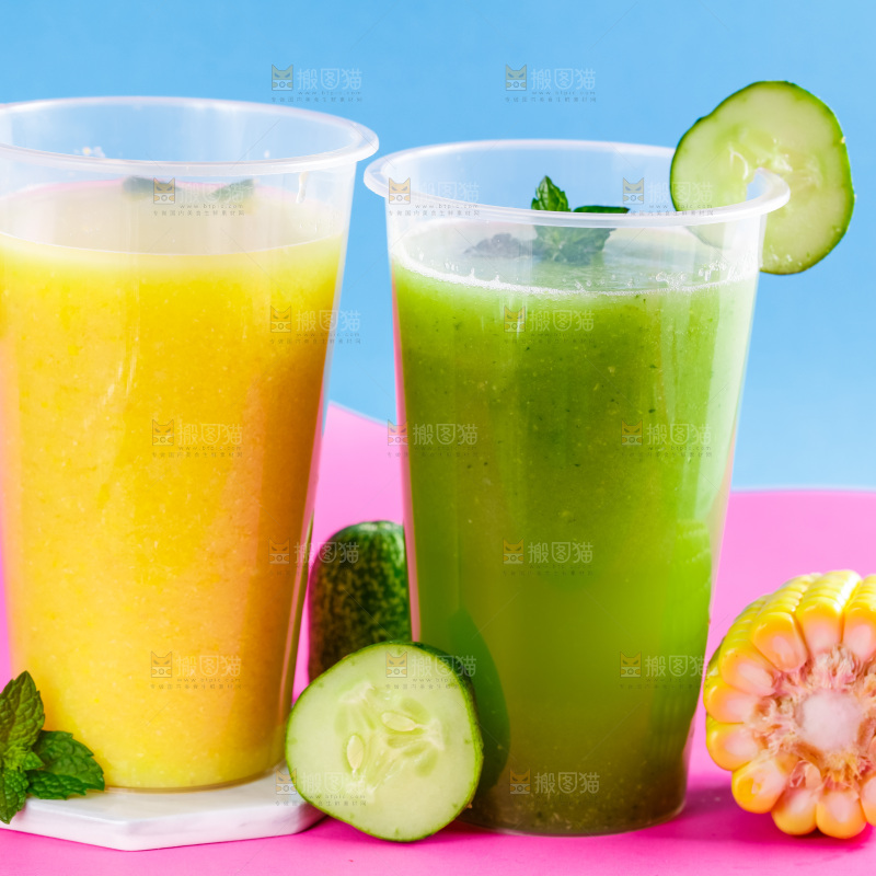 杯子里装着玉米果汁和黄瓜汁