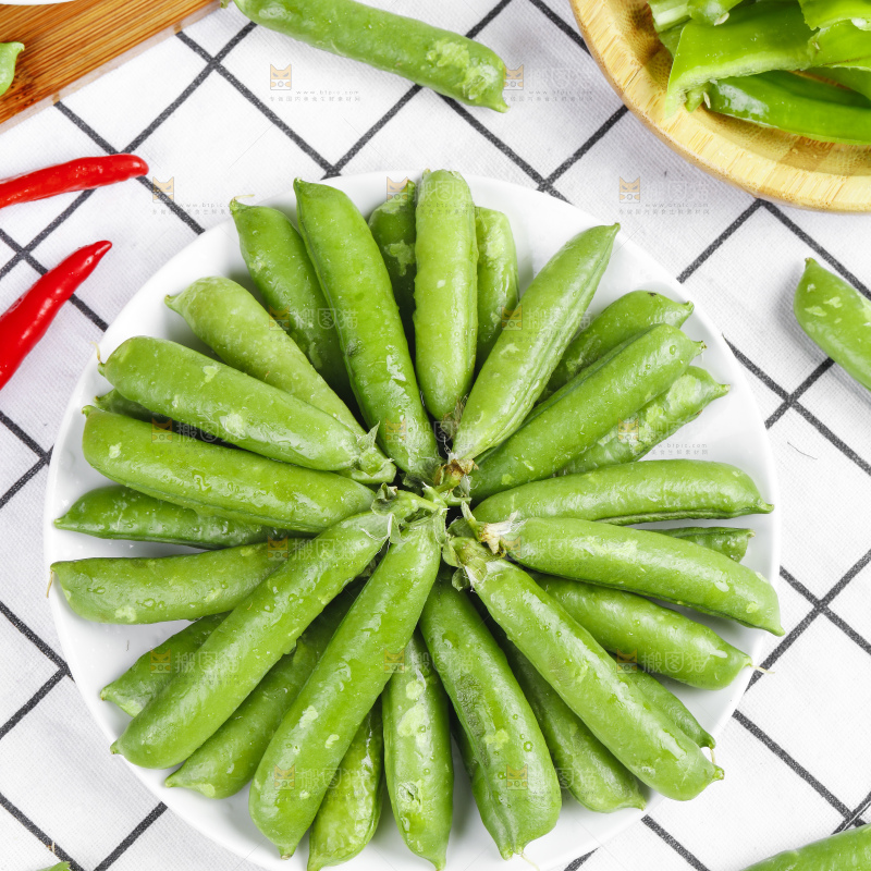 格子底上的青豌豆