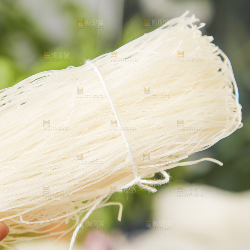 手里拿着江西粉丝