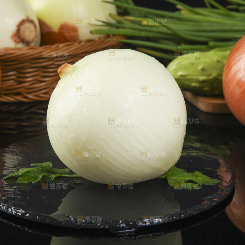深底上放着剥皮的大洋葱