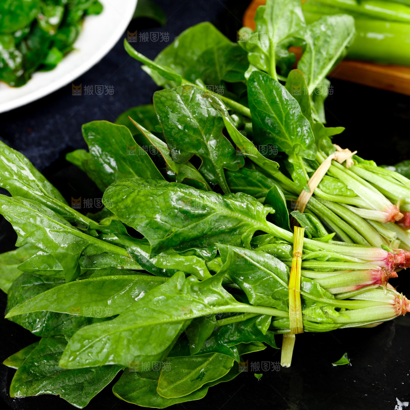 石板上的菠菜