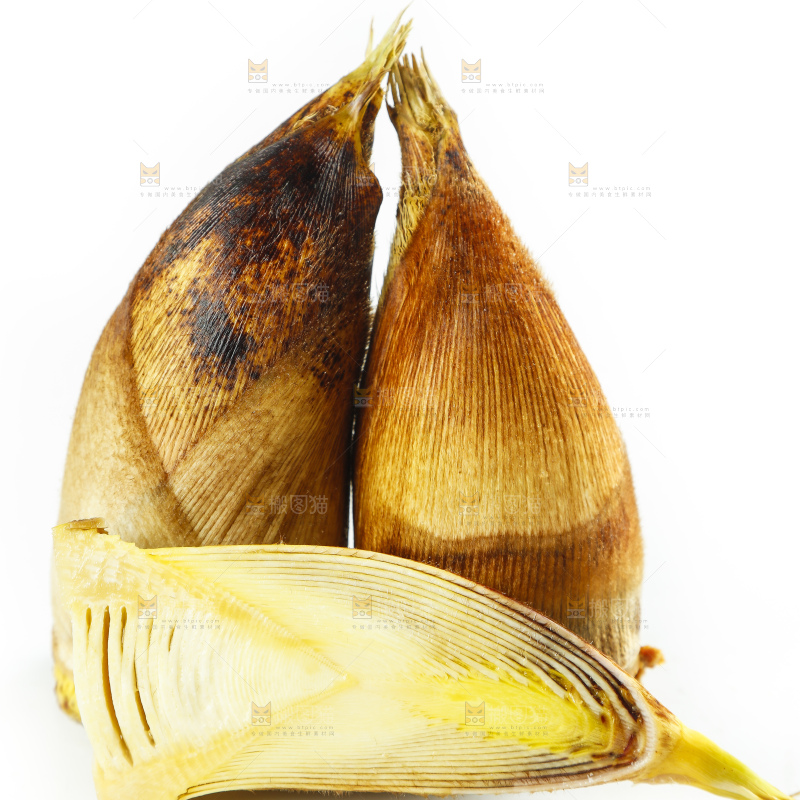 白底上放着黄泥春笋