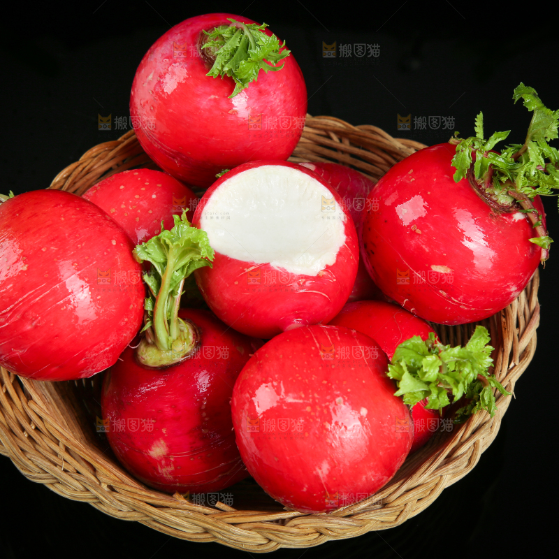 格子底上的樱桃萝卜
