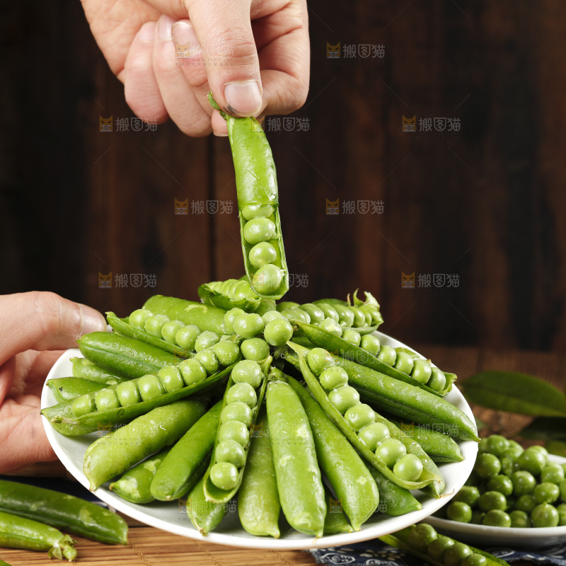碟子里装着豌豆