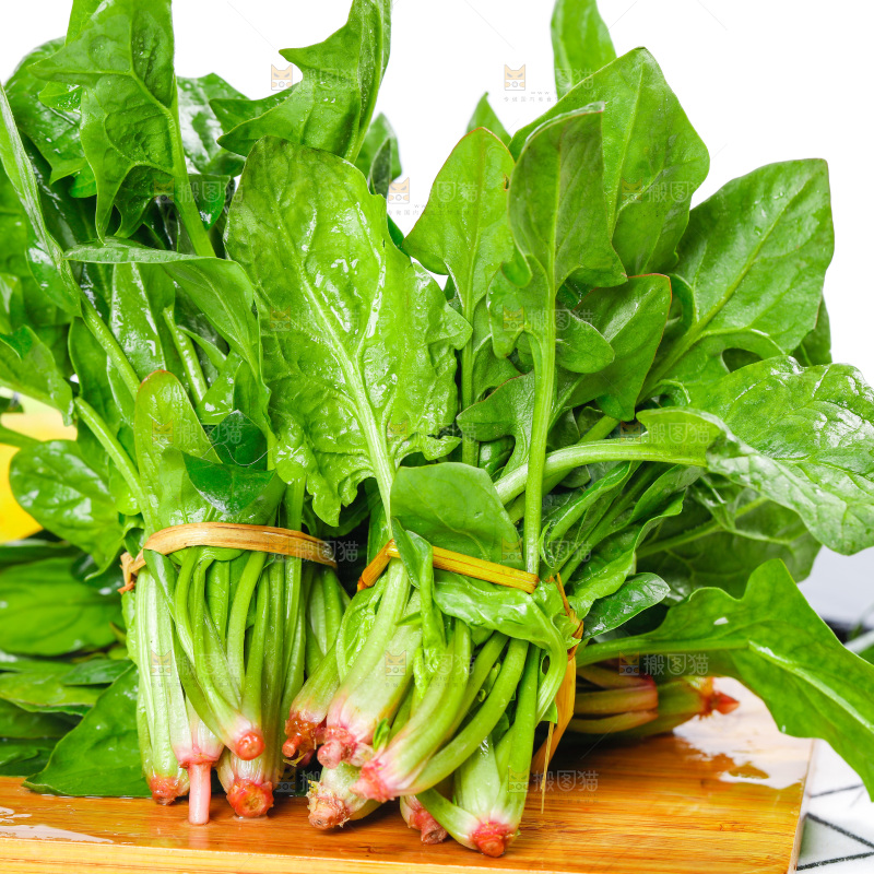 木板上放着菠菜