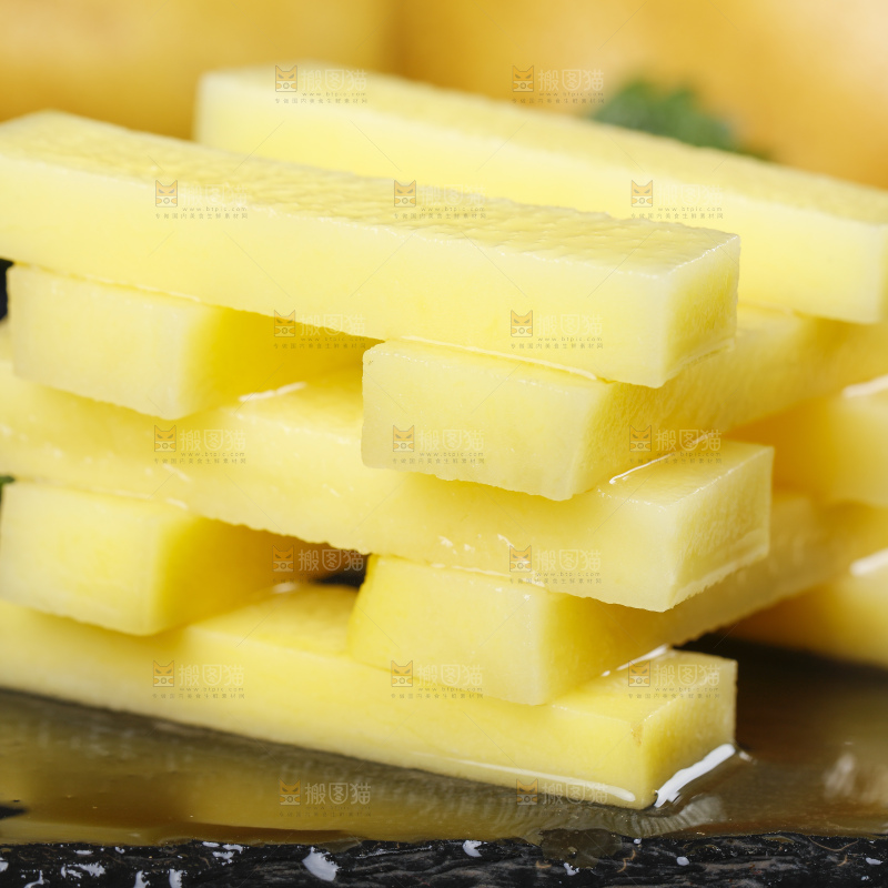 黑底上放着切好的土豆条