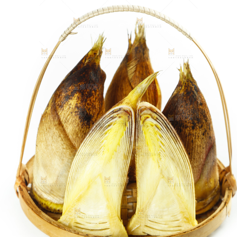 竹篮里放着黄泥春笋