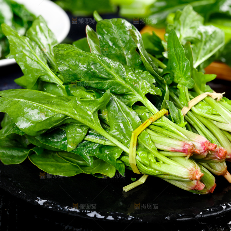 石板上的菠菜