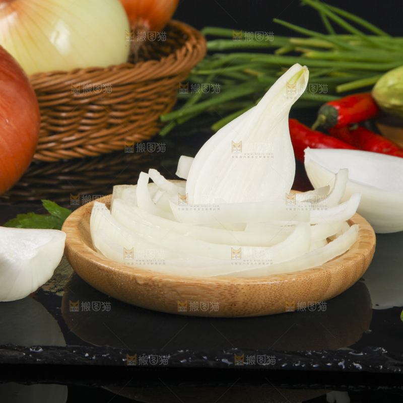 切开的云南洋葱放在黑石板上