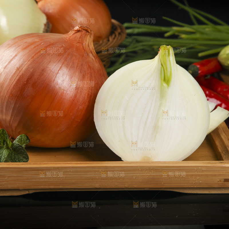 黑底上放着一盘切开的洋葱