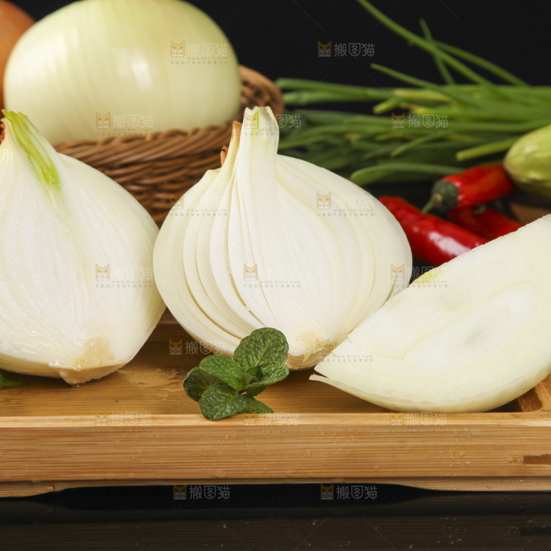 黑底上放着一盘切开的洋葱