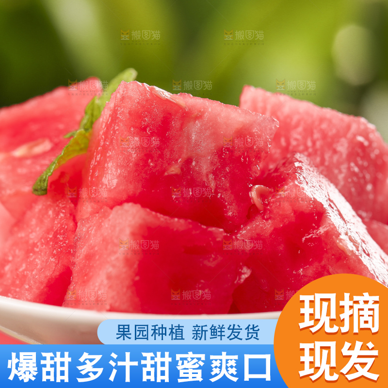 浅底上放着一盘冰糖西瓜果肉
