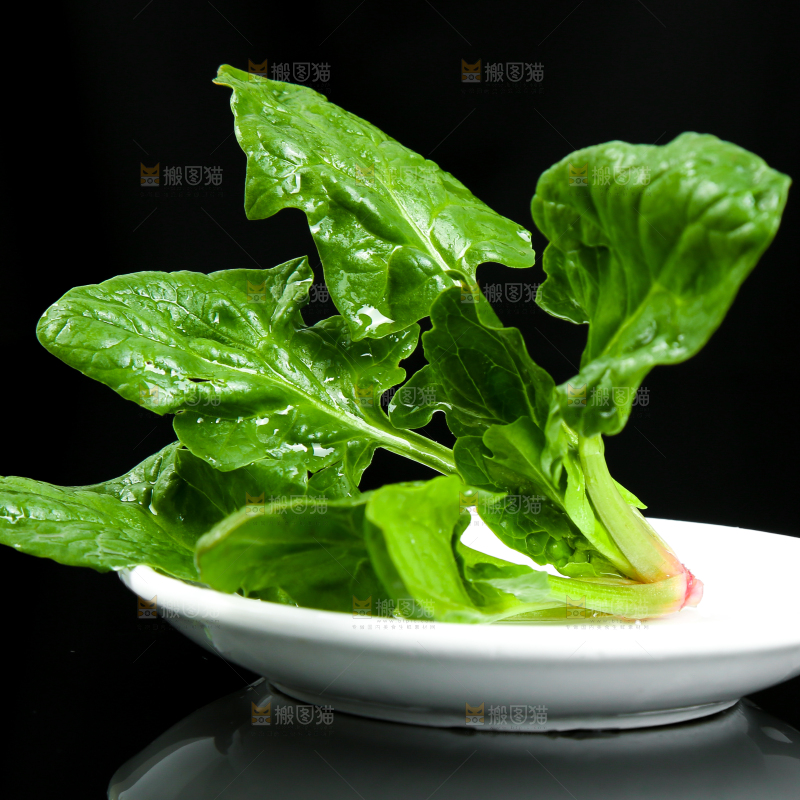 黑底上放着菠菜