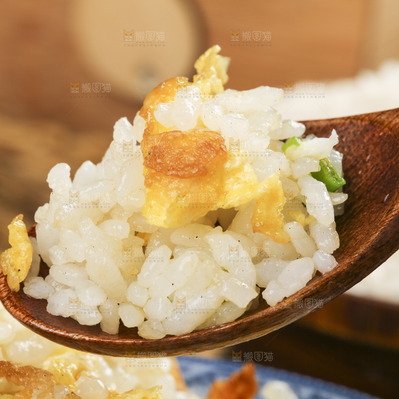 勺子里装着蛋炒饭