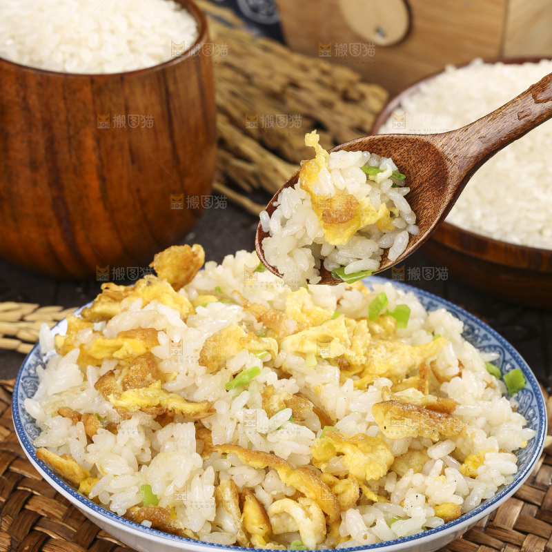 勺子里装着蛋炒饭