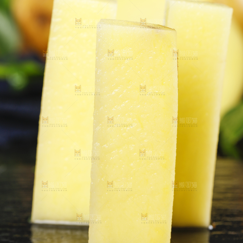 黑底上放着切好的土豆条