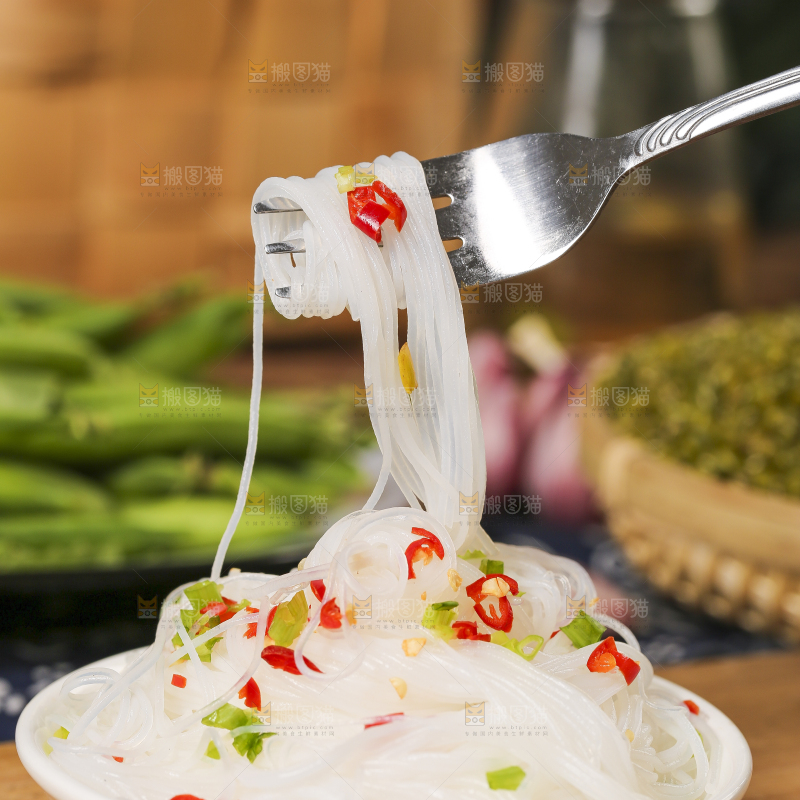 盘子里装着米粉