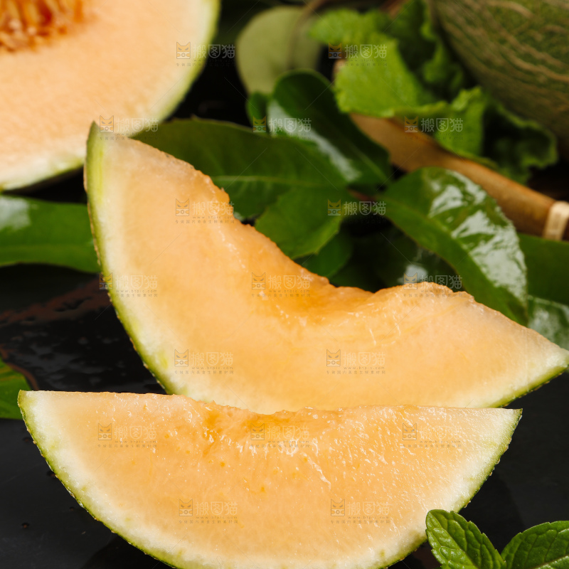 深底上放着切开的西州蜜25号