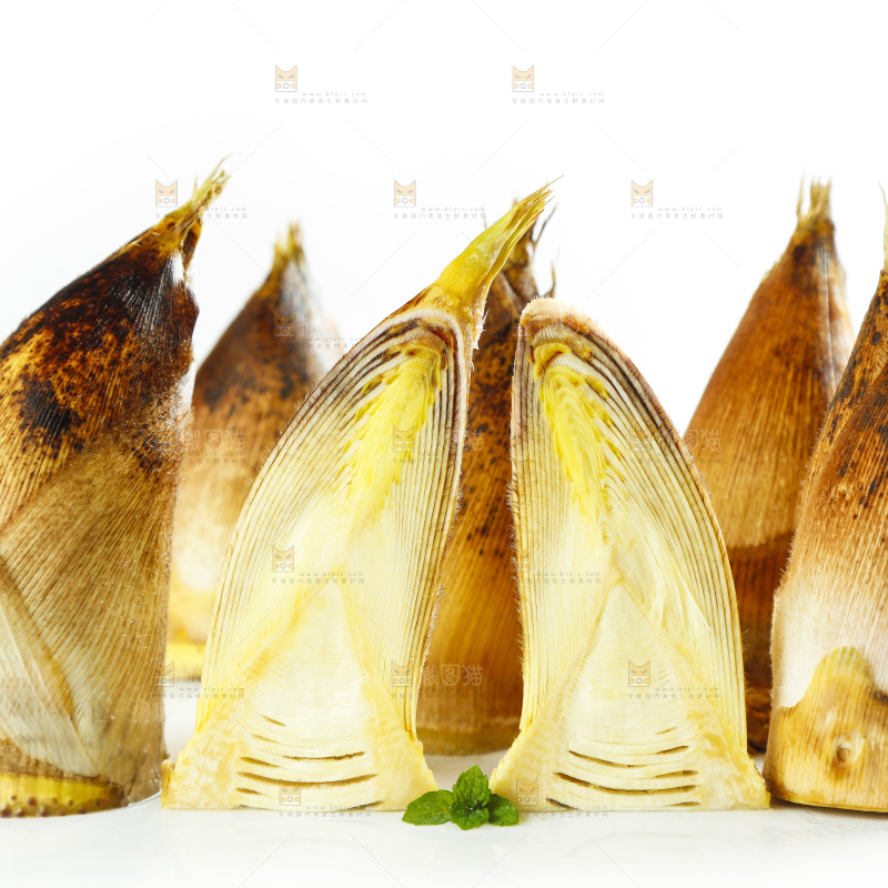 白底上放着黄泥春笋
