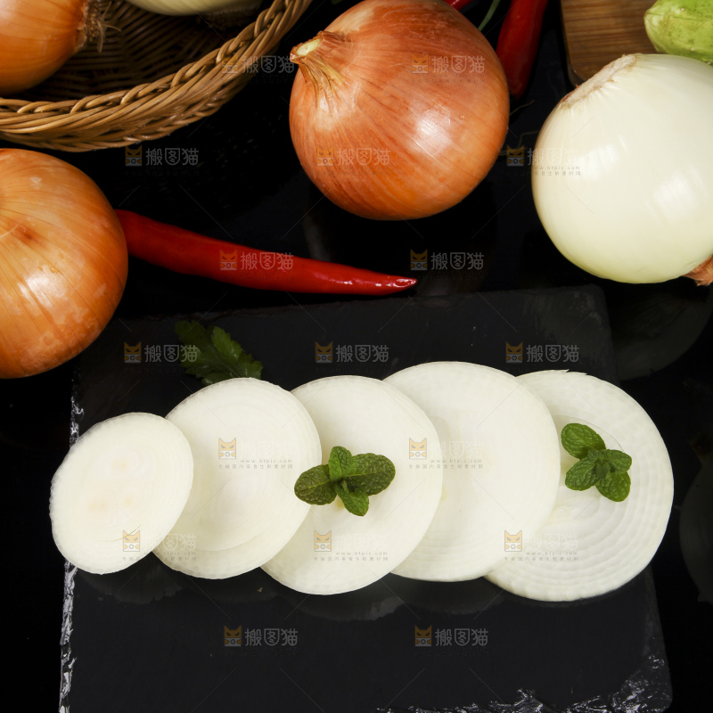 切开的云南洋葱放在黑石板上