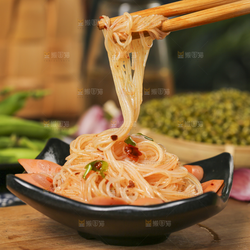 筷子夹着碟子里的凉拌粉丝