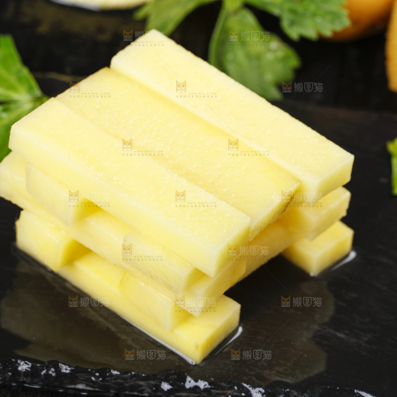 黑底上放着切好的土豆条