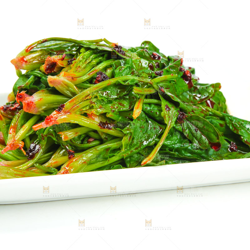白底上放着一盘凉拌菠菜