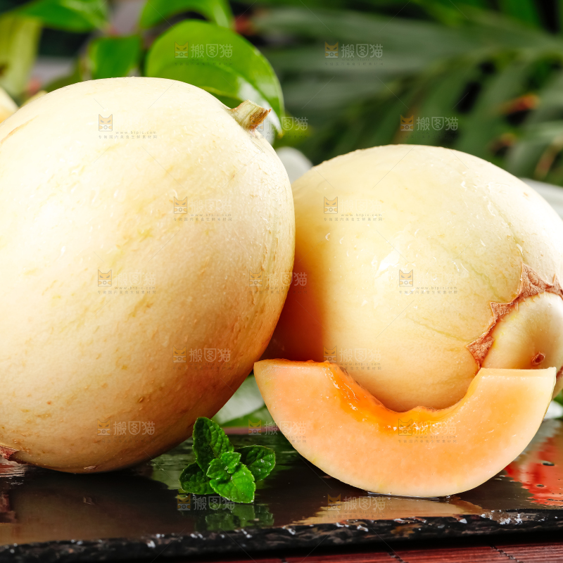 黑石板上放着切开的东方蜜一号