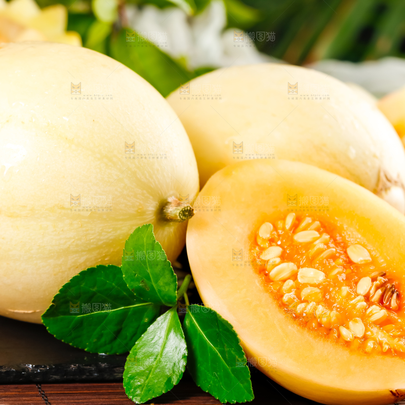 黑石板上放着切开的东方蜜一号