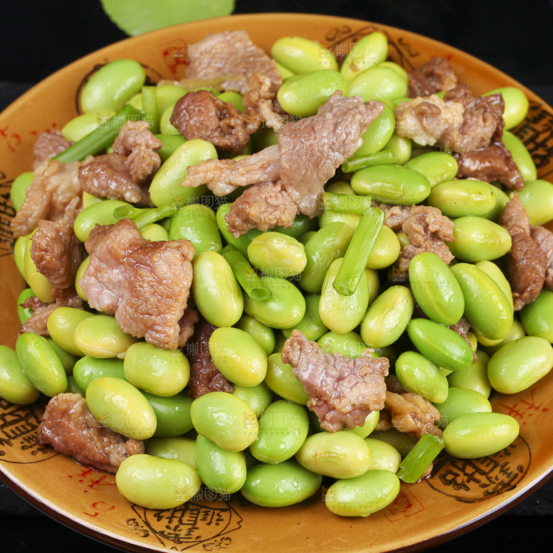 深底上放着一盘毛豆炒肉