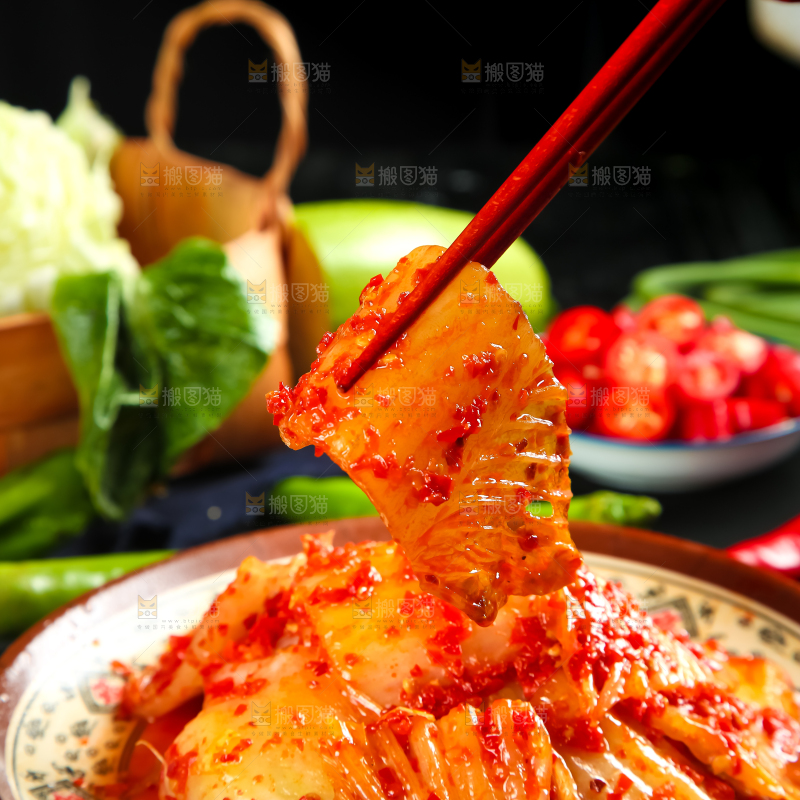 木底上放着一盘泡菜