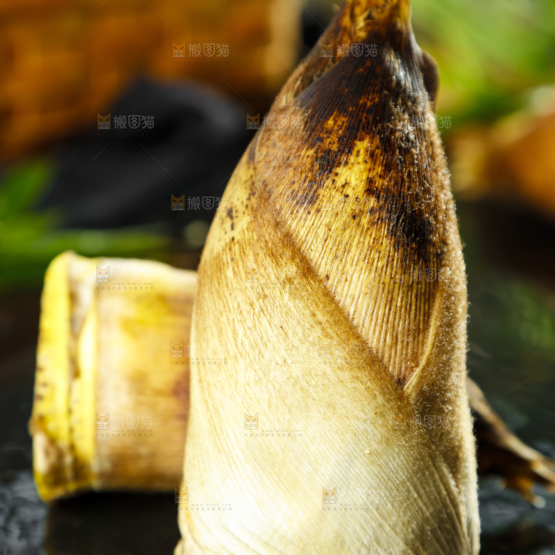 黑垫上放着黄泥春笋
