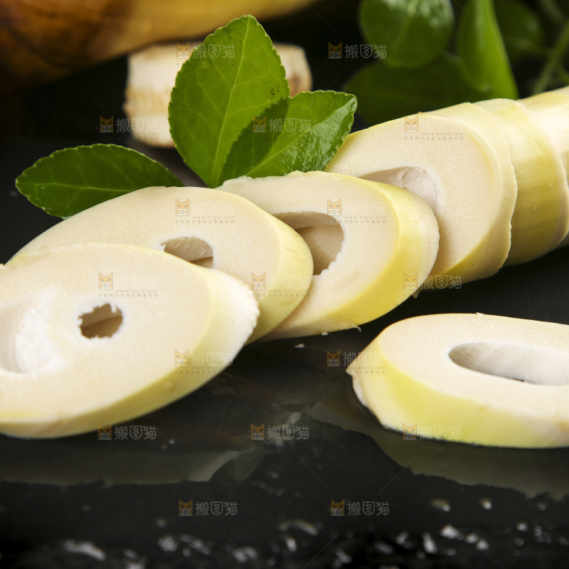 黑底上放着切开的临安春笋