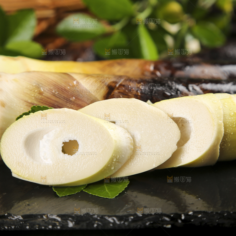 黑石板上放着切开的野生竹笋