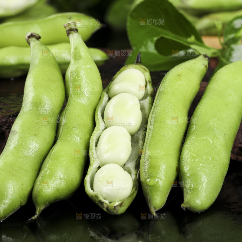 木底上放着剥壳的新鲜蚕豆