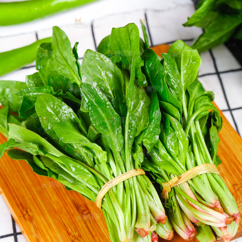 格子底上放着一堆绿色菠菜