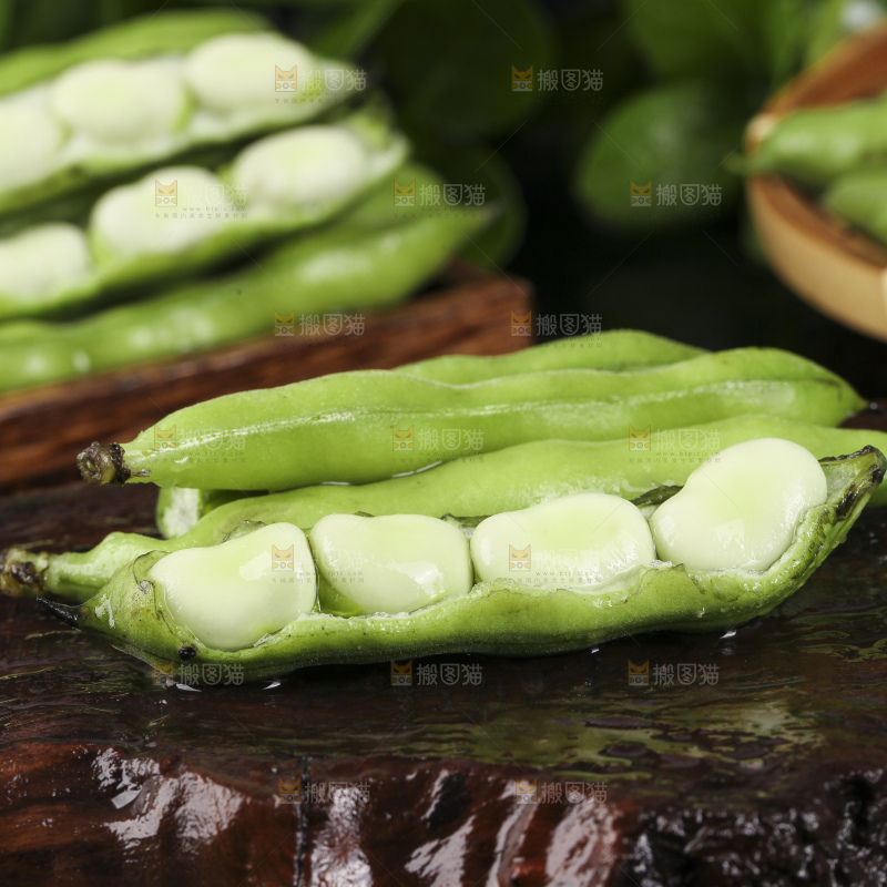 木底上放着剥壳的新鲜蚕豆