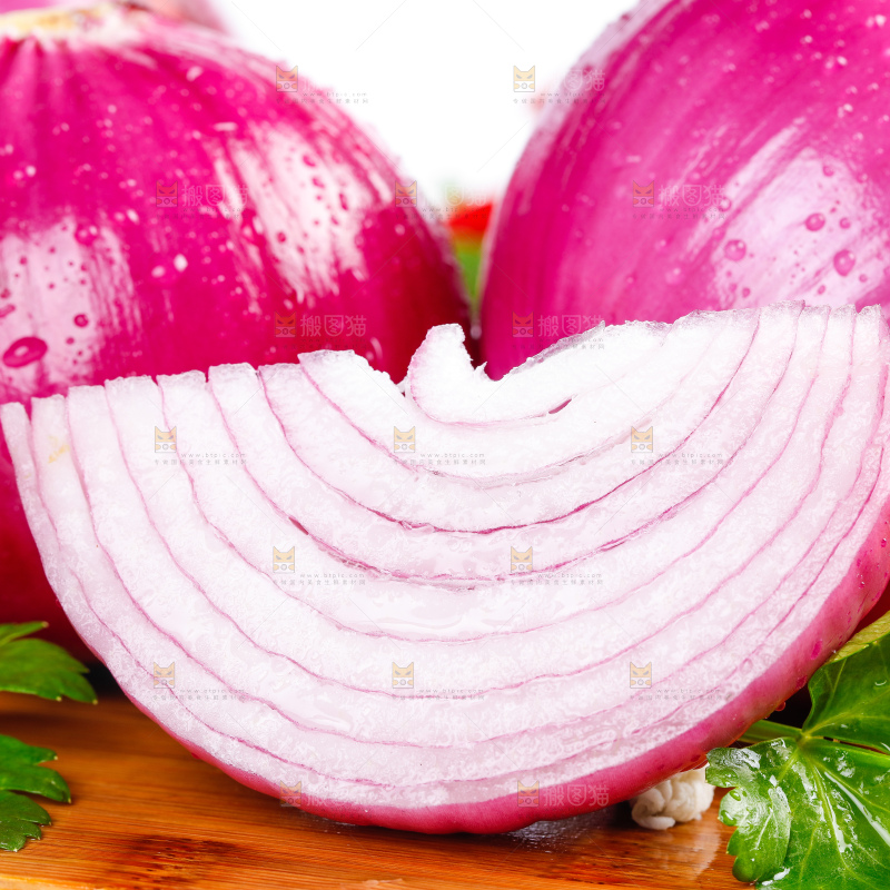 木底上摆放着紫皮洋葱