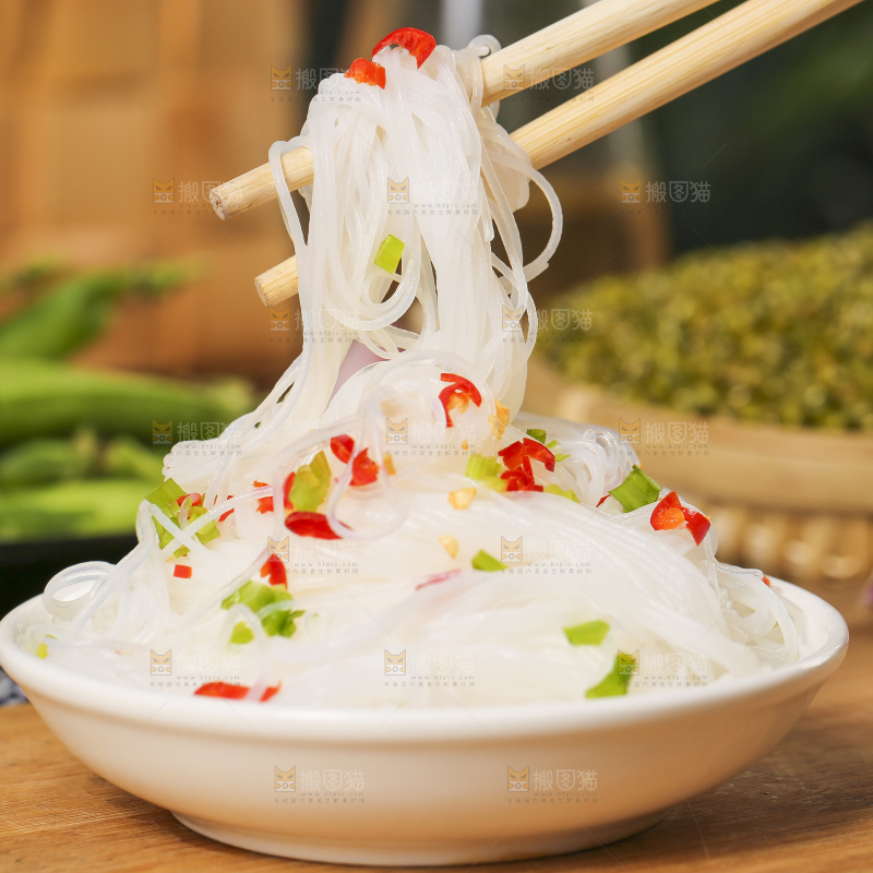 盘子里装着米粉