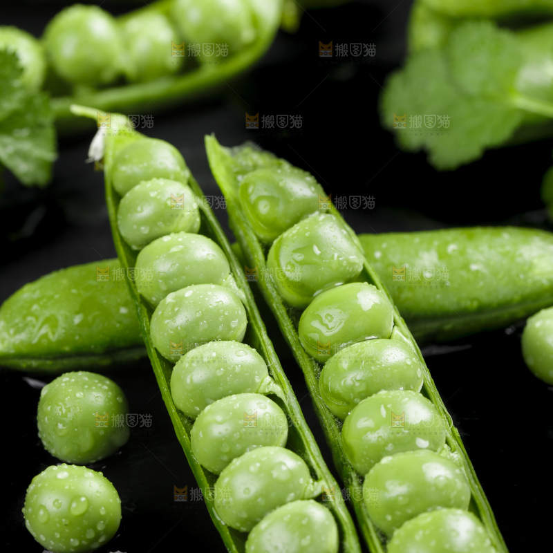 黑石板上堆放着甜豌豆