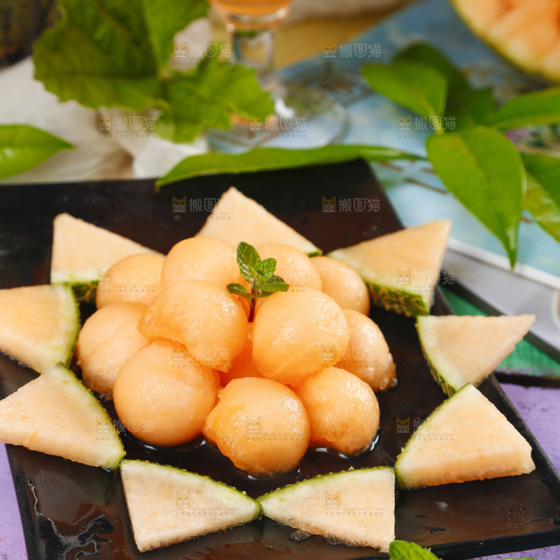 蓝底上放着一盘新疆西州蜜