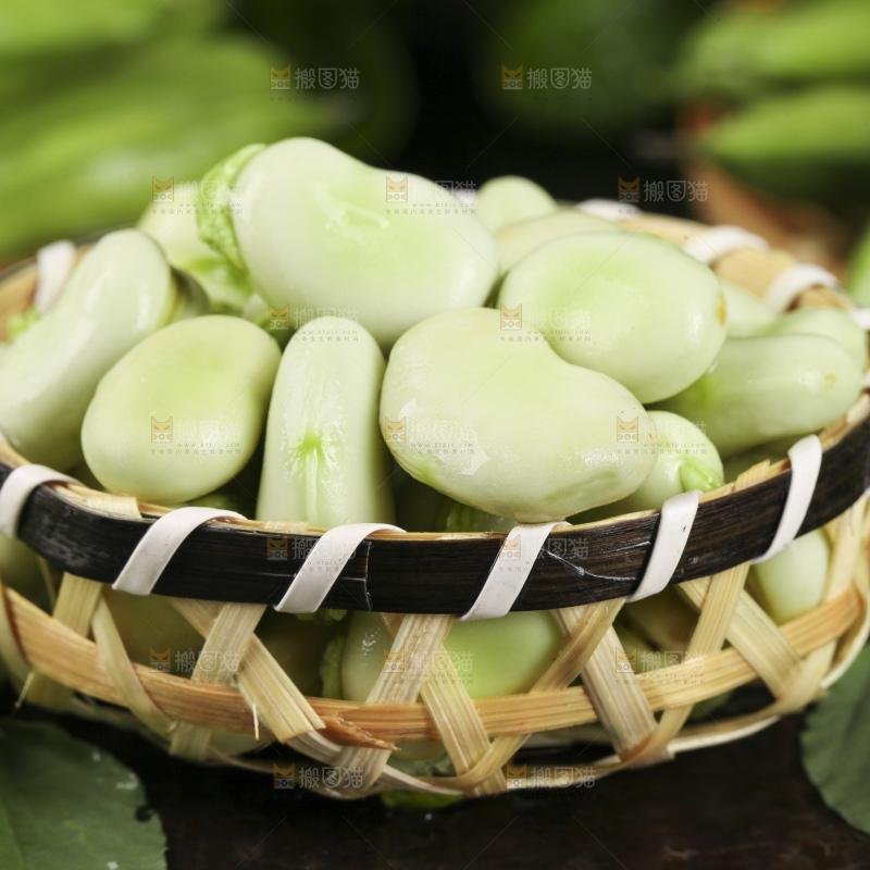 一筐新鲜云南蚕豆粒放在深底上