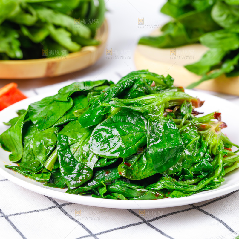 格子底上放着一盘菠菜