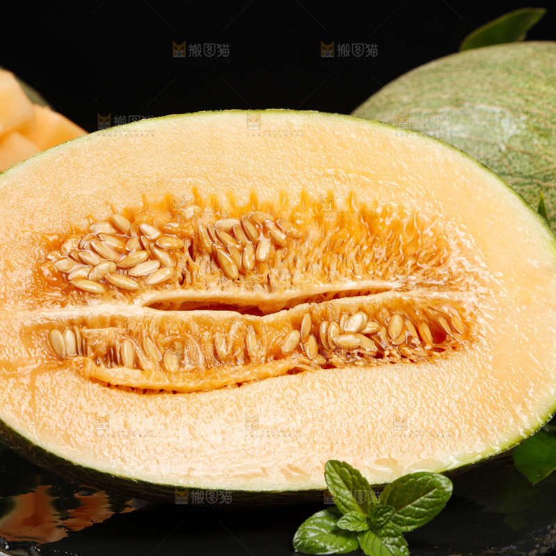 深底上放着切开的西州蜜25号