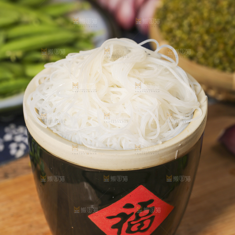 小桶里装着米粉