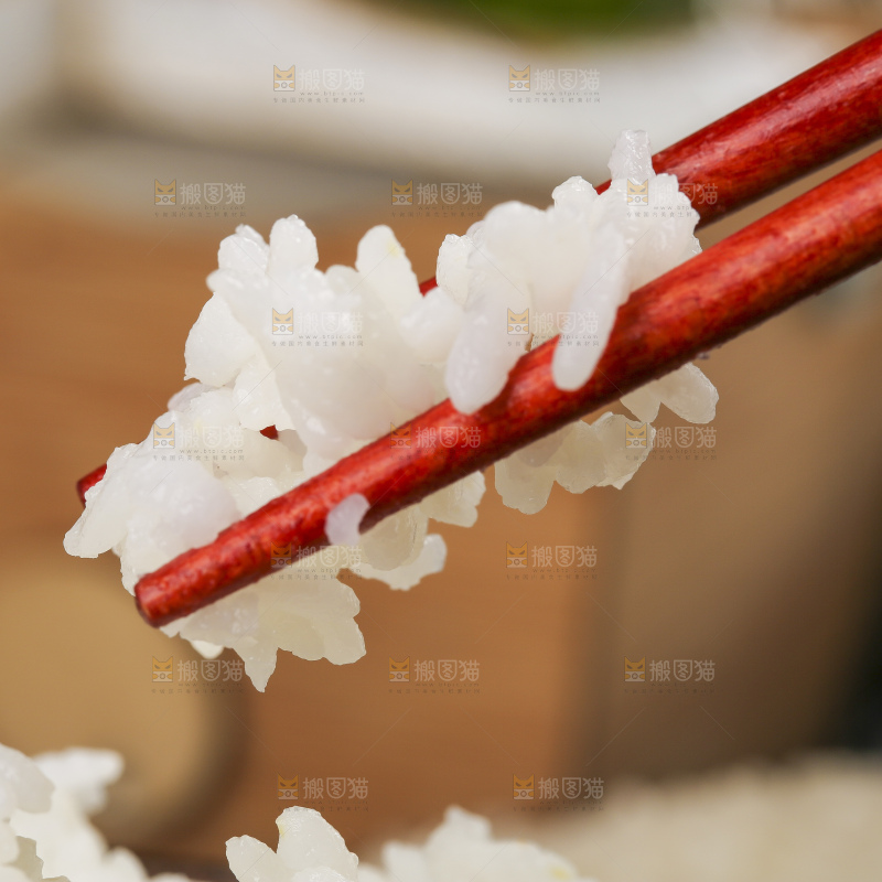 筷子夹着米饭