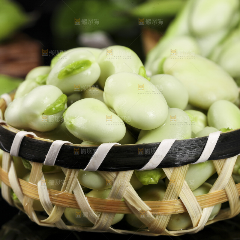 一筐新鲜云南蚕豆粒放在深底上