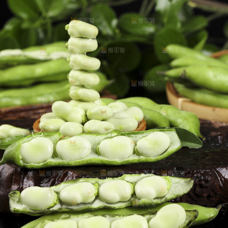 木底上放着剥壳的新鲜蚕豆