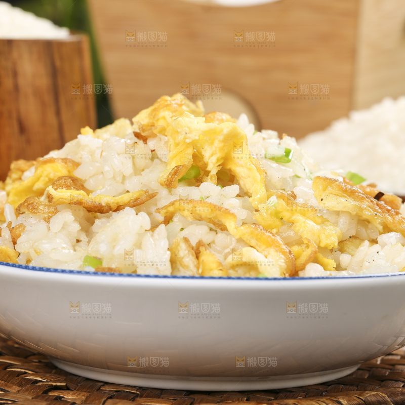 木底上放着一盘蛋炒饭