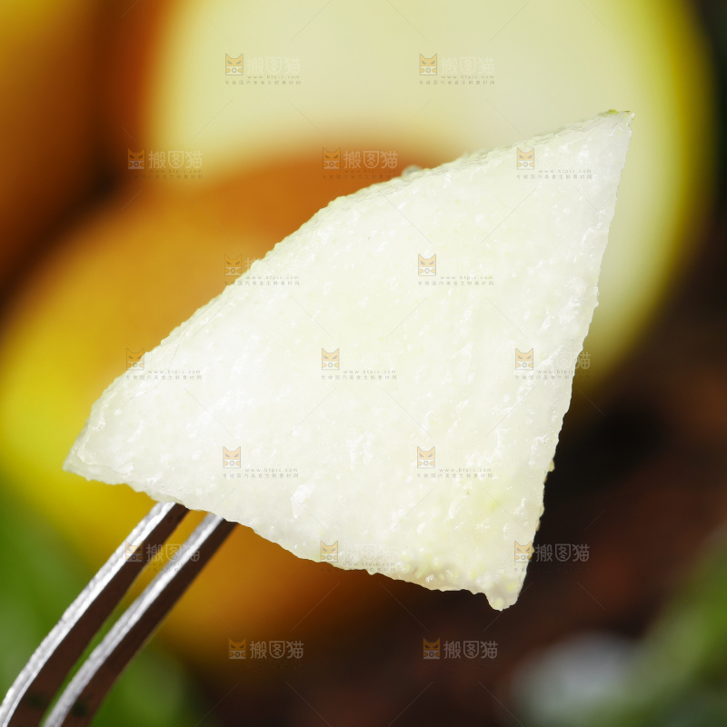 叉子叉着香梨果肉